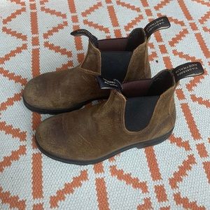 Blundstone’s #1911- original suede Chelsea boot in tobacco
